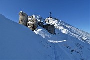 51 In cresta di vetta verso la cima del Resegone...gelo con vento freddo!